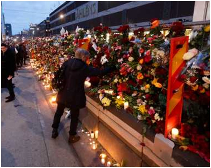 多達5萬名市民悼念死難者。AP圖片