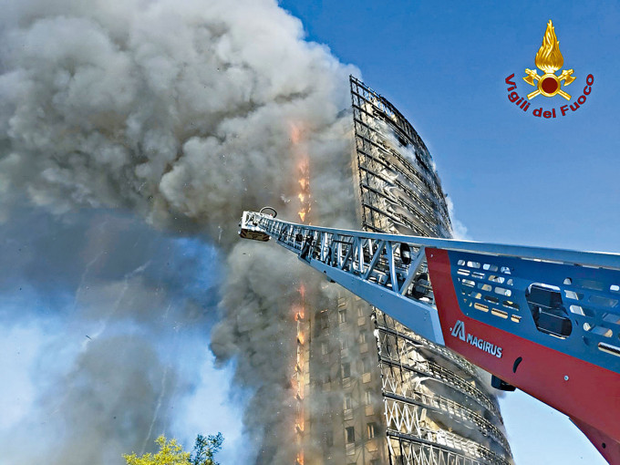 意大利米蘭一楝住宅大廈周日起火，整幢大廈瞬間被大火吞噬。