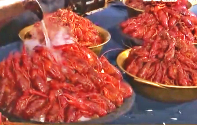 南京举办小龙虾品鉴师招聘会。网上图片