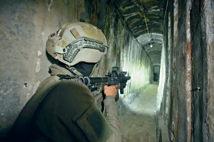以兵周三向傳媒展示，在加沙城希法醫院地下找到的地道。