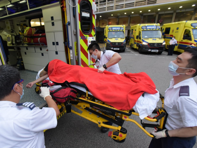 男子突然在红磡万国殡仪馆内晕倒。