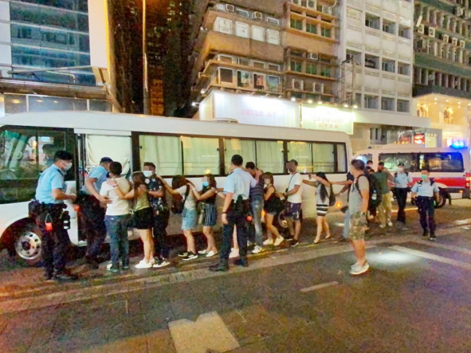 警方于中环捣破一间无牌酒吧，拘捕41名男女，当中包括一名外籍男子。警方图片