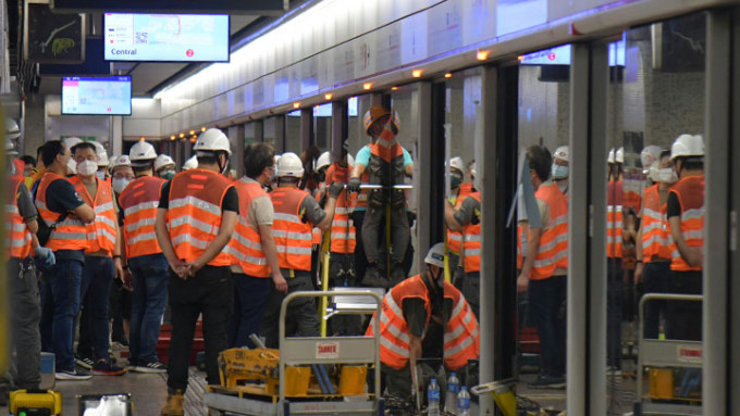 港铁指今早事故后，职员按程序开启车门让乘客在月台旁边离开车厢。