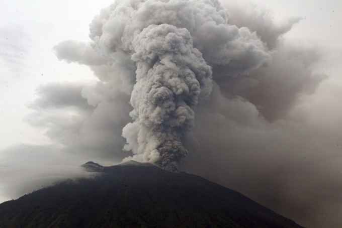 印尼峇里島阿貢火山持續爆發。AP圖片