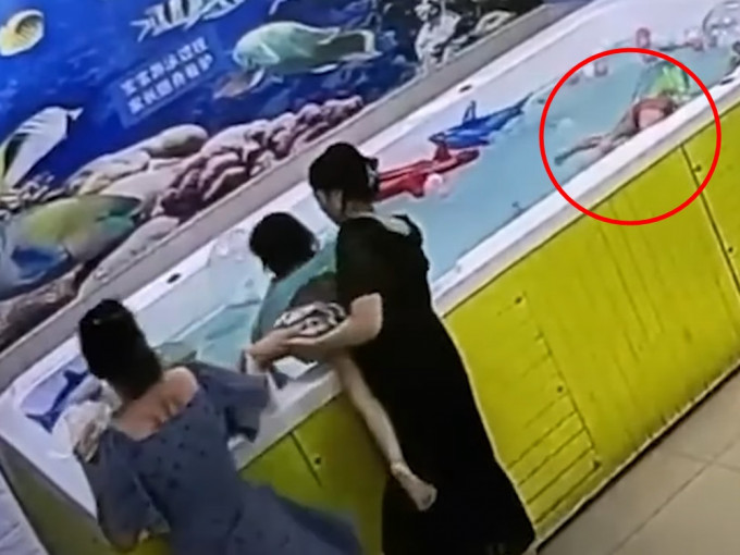 揭阳女童到游泳馆游泳时遇溺(红圈)，却因没被发现而失救溺毙。影片截图