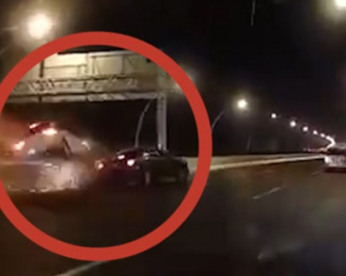 白色车被撞后失控从10米高的天桥跌下。网图