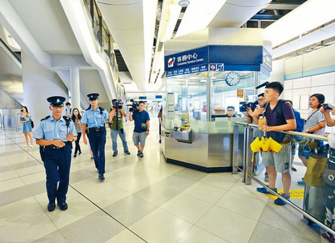 警方連日來在西鐵元朗站，加強巡邏。