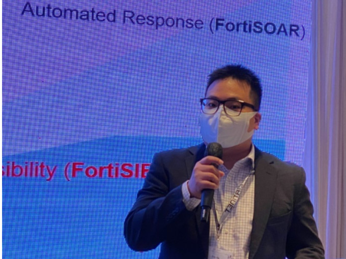Fortinet香港保安系統架構師Eric Ng：「UEBA能分析網絡上異常，例如某部機器短時期登入多部主機，系統可實時監察主機行為，從行為改變偵察用戶的意圖。」