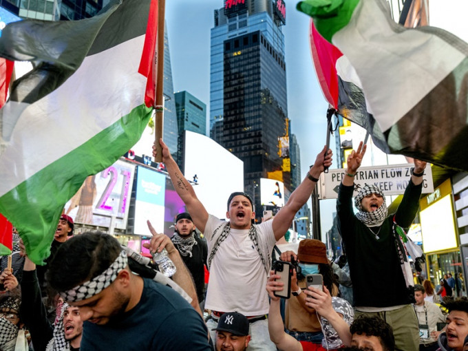 一批支持巴勒斯坦的群眾在時代廣場聚集及示威。AP