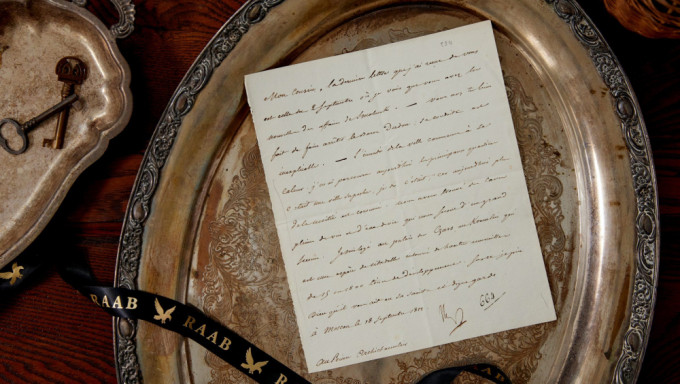 拿破崙1812年征俄手寫信，以逾45萬元出售。  「Raab Collection」官網