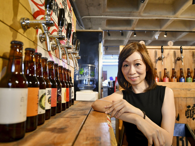 PureLiving行政总裁何宝琪与科大团队研发本地首款天然酵母，并与酿酒厂合作推出新口味啤酒。卢江球摄