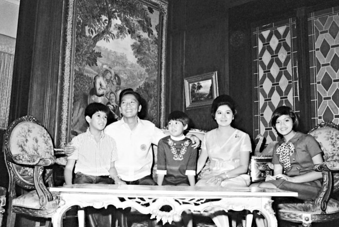 已故總統馬可斯夫婦一九六九年和小馬可斯（左）等子女合照。