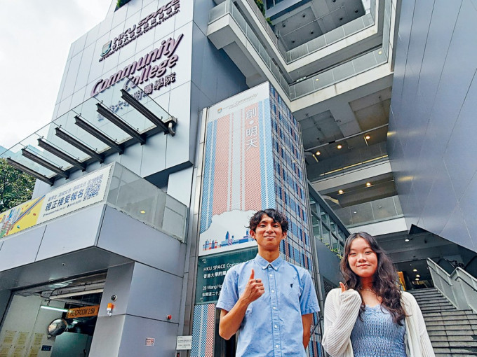 李振洋（左）和徐嘉盈（右）均在两年前的文凭试失利，但凭藉不放弃的精神和努力，终踏上大学路。