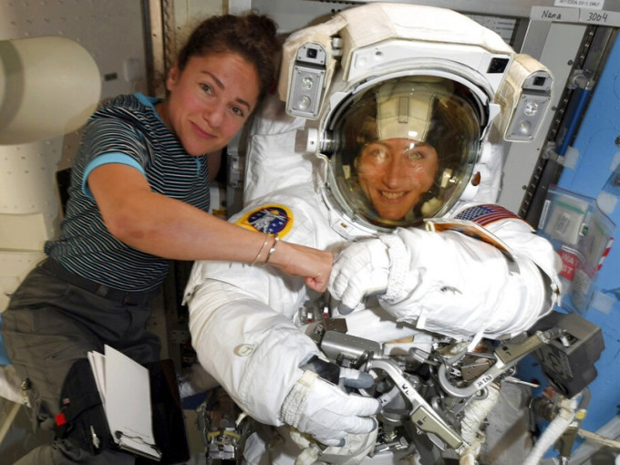 2名女太空人邁爾（左）和科克（右）於周五離開國際太空站。AP