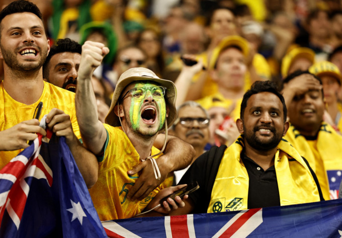 澳洲击败丹麦晋级十六强球迷十分兴奋。REUTERS