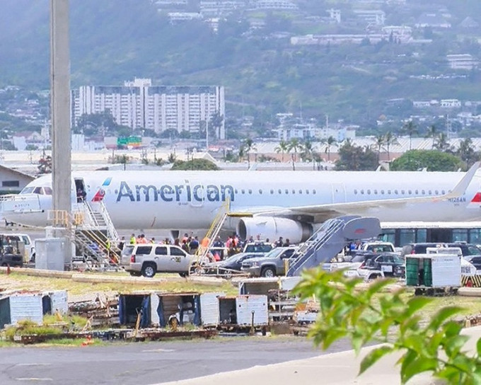 美国航空客机在檀香山国际机场安全降落。网上截图
