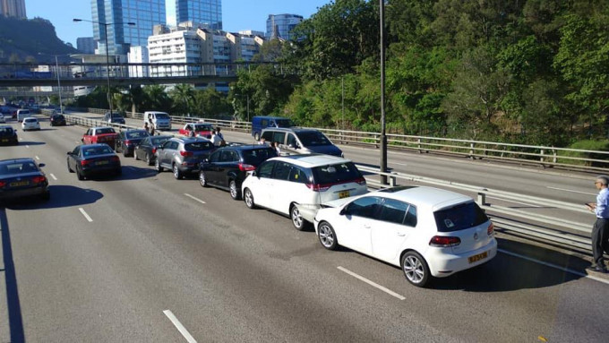 荃灣路往九龍方向發生8車串燒交通意外。  網民Calvin Kwok‎/香港突發事故報料區圖片