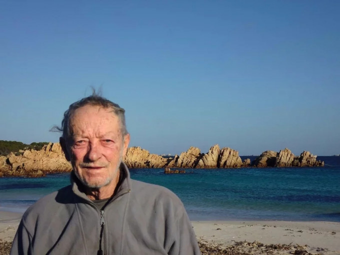 意大利81岁老翁独守孤岛逾30年，被政府迫走结束冒险生涯。FB图
