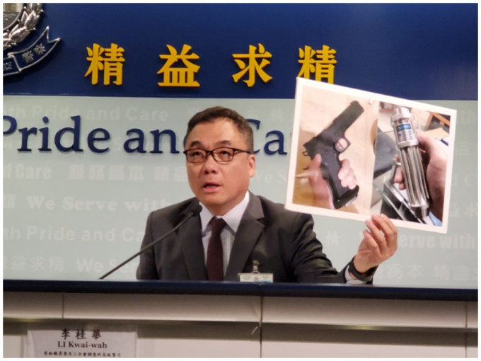 李桂華展示仿製氣槍及強力激光炮。