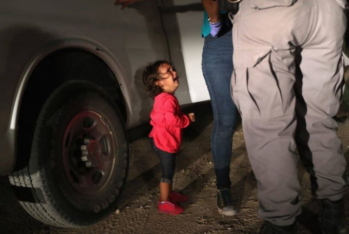 洪都拉斯兩歲女童在得州邊境哭泣。
