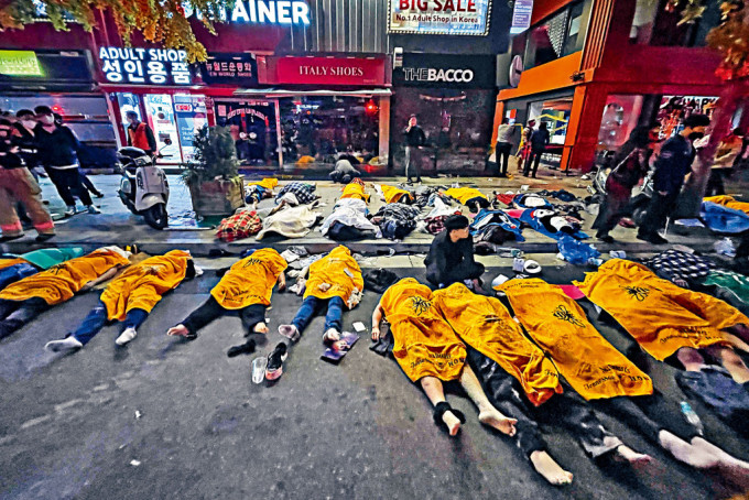 首尔梨泰院人踩人事故罹难者的尸体以毛巾覆盖，周日凌晨摆放路旁等候处理。