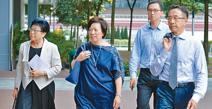 ■自由党荣誉主席田北俊（右一），周梁淑怡（左二），刘健仪（左一）。