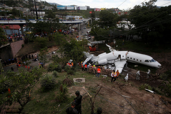 美國一架私人飛機，在宏都拉斯機場墜毀，機身當場斷成兩截。（網圖）