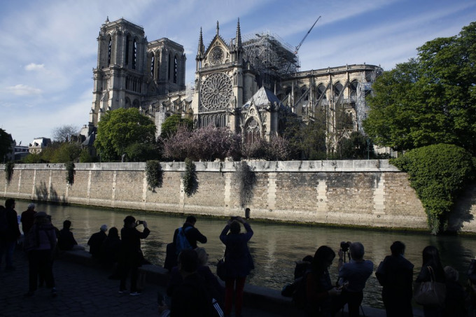 法国巴黎圣母院发生大火损毁严重。AP图片