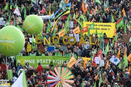 數萬名德國民眾今天在柏林和科隆上街遊行，要求政府放棄燃煤發電。AP