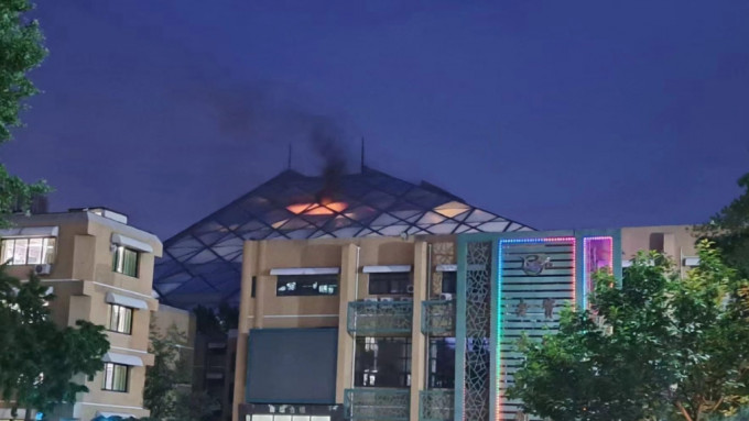 北京知名商场「侨福芳草地」17日晚起火，无人受困受伤。