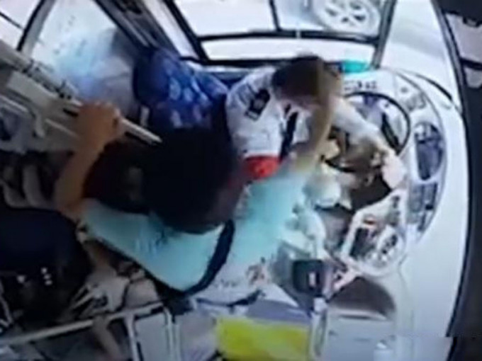 男乘客20秒内连捶32拳，殴打巴士司机致晕倒。（网图）