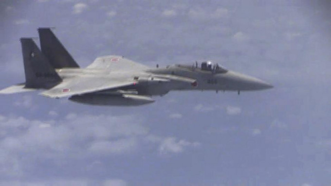 日本F-15战机飞越东海。网上图片