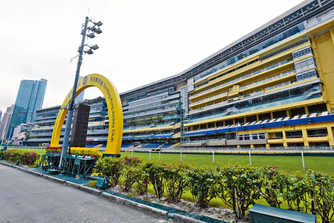 香港赛马会于本月初发通告，终止十四名人士之会籍。
