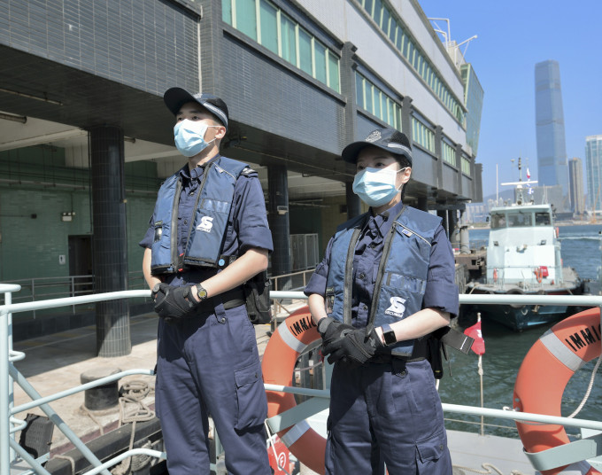 入境事务主任赖伟豪（左）及入境事务助理员谭淑敏（右）分享在船只搜查小组工作的经历。 梁誉东摄