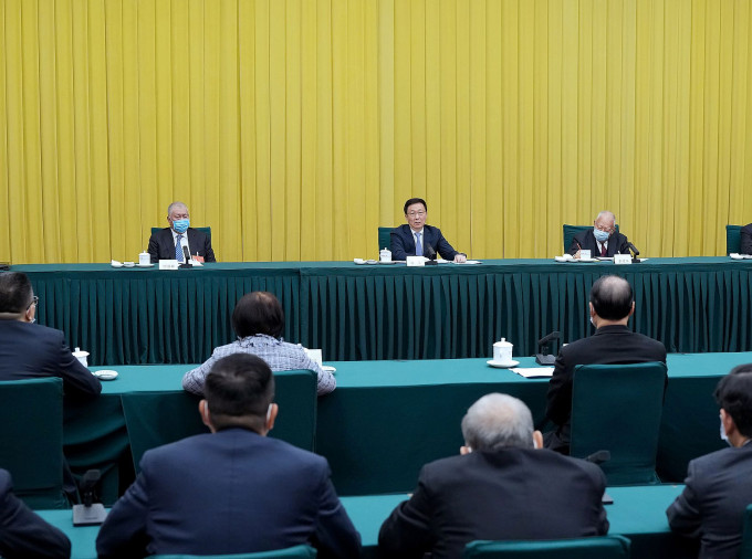 韓正出席港澳地區全國政協委員並參加討論。新華社圖片