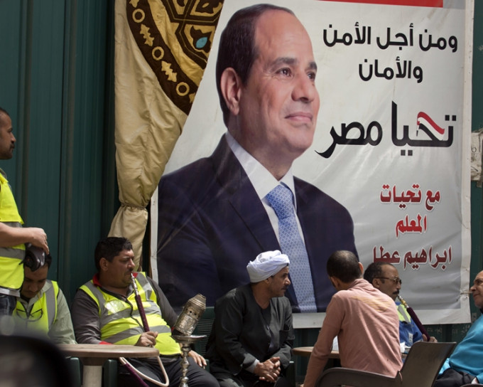 埃及現任總統塞西(西裝男子)幾乎肯定可以當選連任。AP