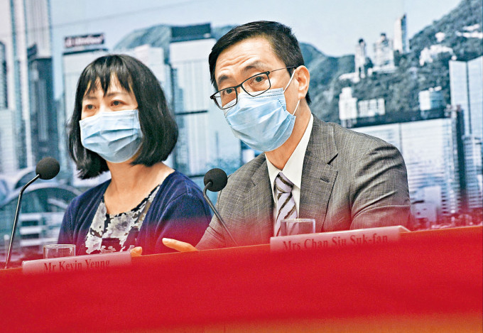 教育局局長楊潤雄(右)及常秘李美嫦去年曾在記者會上交代「釘牌」個案。　