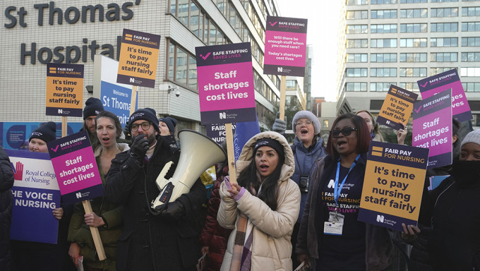 一批參加罷工的護士，昨日在倫敦聖托馬斯醫院門外集會。AP