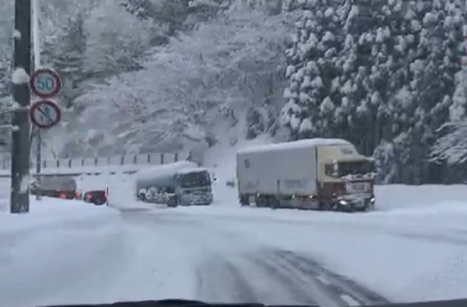逾200车被困雪地上。NHK