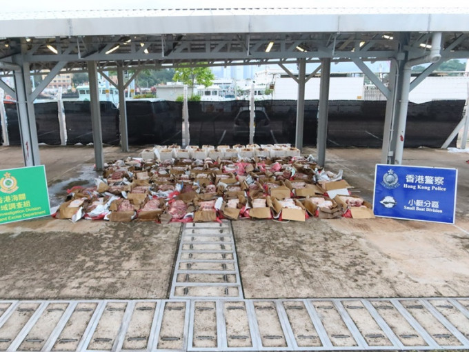 行动中共检获74箱怀疑走私急冻牛肉及龙虾。图:警方提供