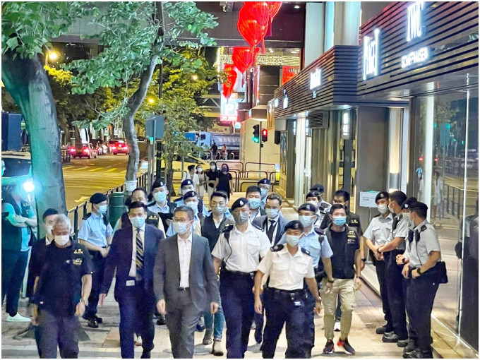 警一連兩日突擊搜查油尖旺區娛樂場所，一哥蕭澤頤（前排灰色西裝）昨晚親自督師。