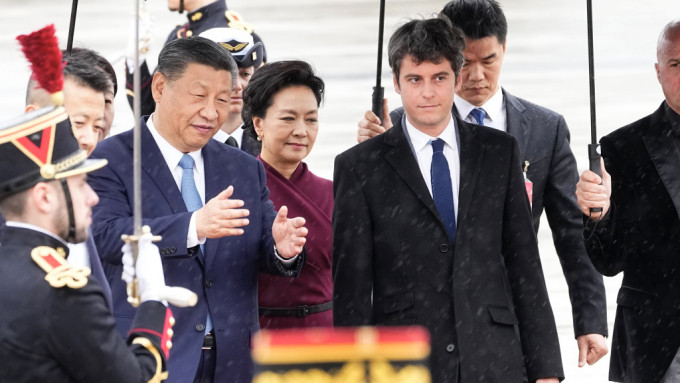 中国国家主席习近平与夫人彭丽媛抵达巴黎，法国总理阿塔尔到机场迎接。 美联社