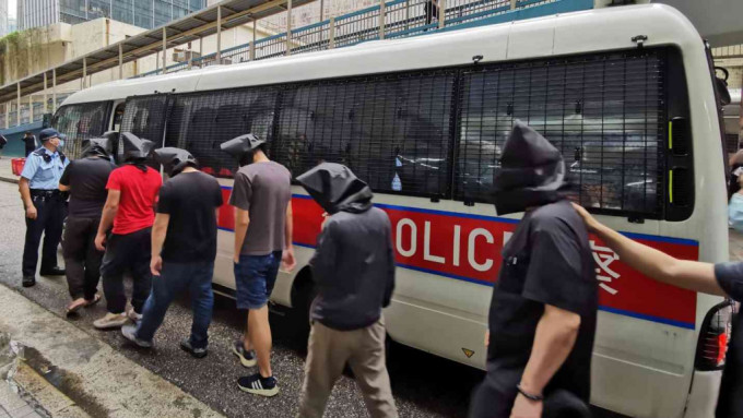 警多区打击非法赌博，共拘捕37人。警方图片