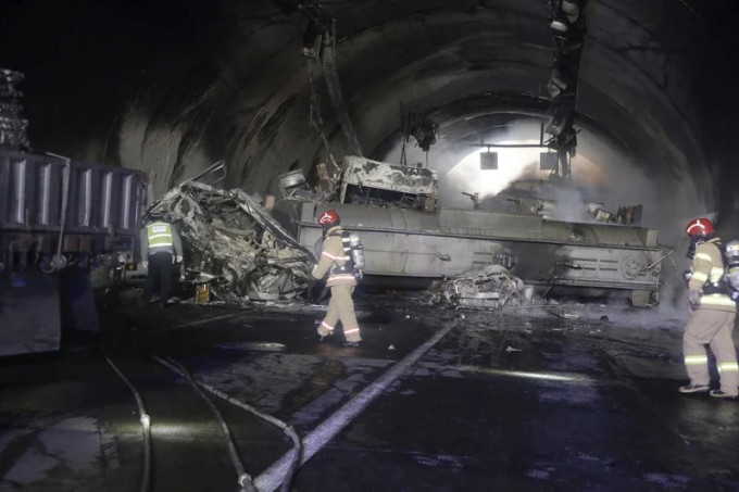 南韩西南部一条高速公路17日发生连环车祸，载硝酸的化学卡车翻覆起火，消防员正在现场灭火。AP