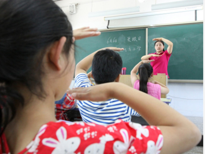 内地提出鼓励各地建设「九年一贯制」学校，又强调不得规划建设「豪华学校」。新华社资料图片