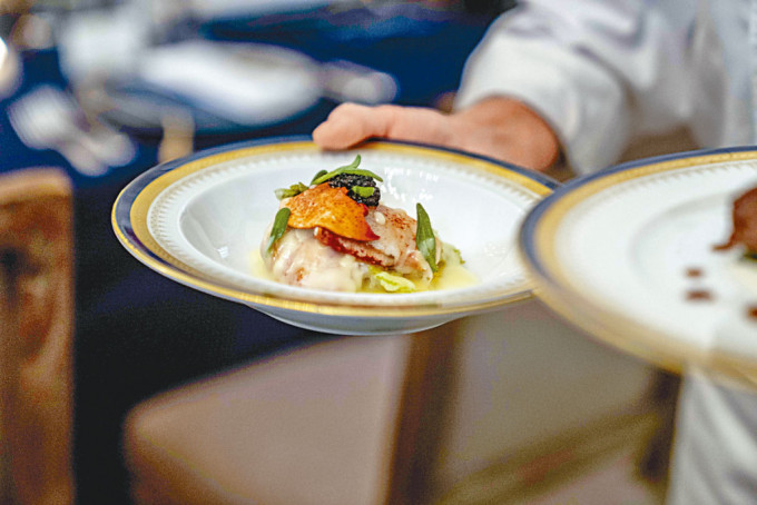 白宫国宴主厨展示缅因州龙虾。