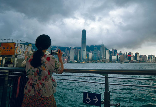 ■傍晚維港風雲變色，白晝變成暗黑。