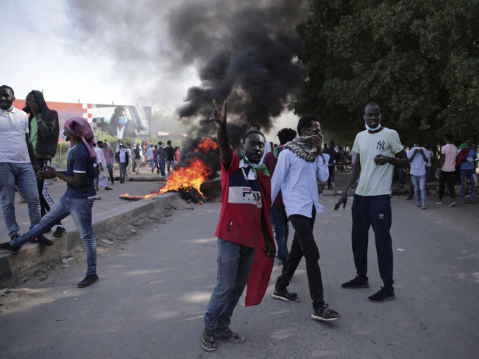 苏丹民众示威不满过渡政府总理与军方签协议　。AP图片