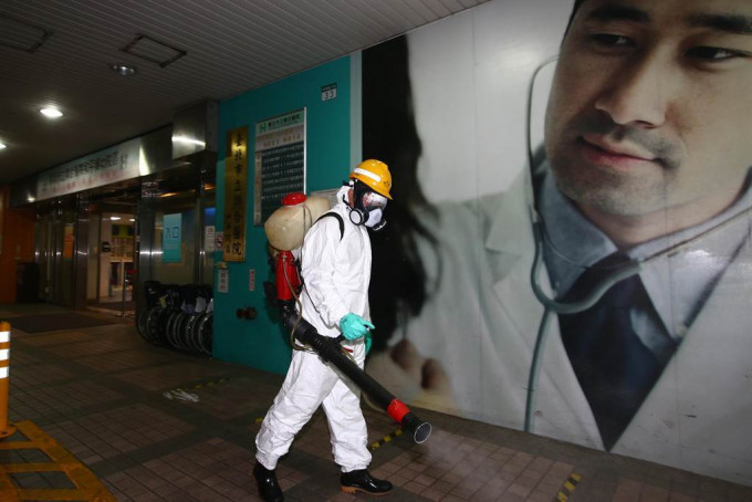 台北和平醫院晚上緊急消毒。網上圖片
