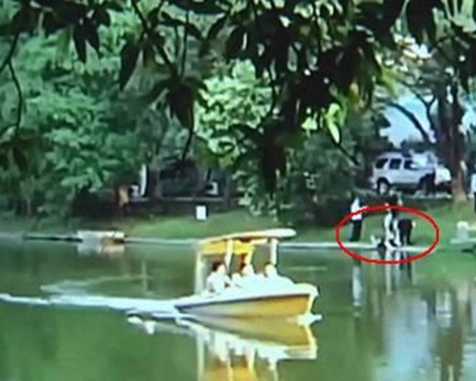 广州男挂住玩手机无睇警告跌入湖中浸死。网上图片